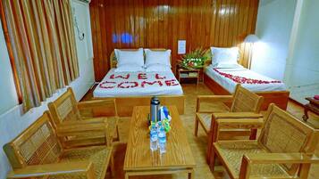 Phòng dành cho gia đình | Bàn, màn/rèm cản sáng, giường gấp/giường phụ (phụ phí)