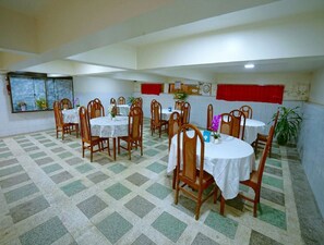 บริการอาหารเช้า อาหารกลางวัน อาหารเย็น, อาหารท้องถิ่นและนานาชาติ