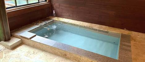 Combined shower/bathtub, towels