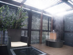 Combined shower/bathtub, spring water bathtub, free toiletries - Centurion Hotel & Spa Ueno Station (Tokyo)
