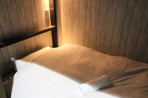 In-room safe, blackout curtains, free WiFi - Nerarel Hostel Namba (Osaka)