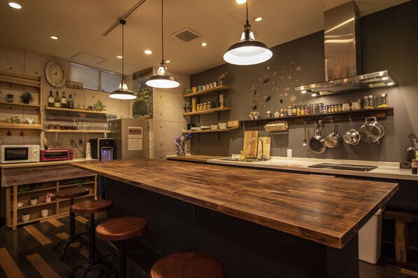 ตู้เย็น, ไมโครเวฟ, เตาอบ, เครื่องชงกาแฟ/ชา