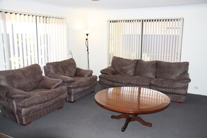 House, 4 Bedrooms, 2 Bathrooms | Living room