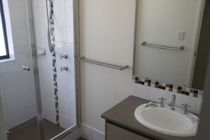 House, 4 Bedrooms, 2 Bathrooms | Bathroom