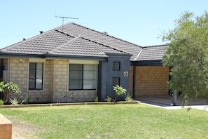 Children's play area - outdoor - Byford House on the Scarp (Byford)