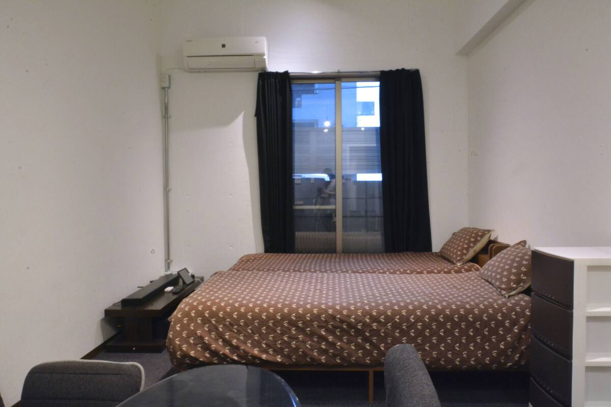 Desk, soundproofing, WiFi (free)