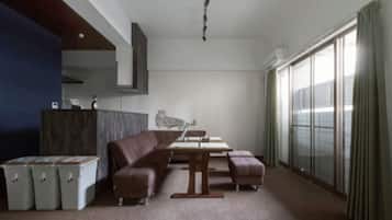 Habitación familiar, para no fumadores | Área de sala de estar