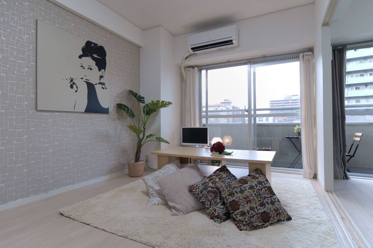 Room For 7 People, Room 506 | Interior entrance