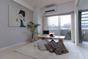 Room For 7 People, Room 506 | Interior entrance