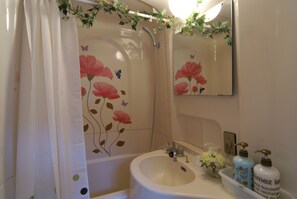 Separate tub and shower, hair dryer, bidet, towels - Guesthouse Asahi (Osaka)