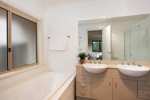 Bathroom - Peppertree at the Vintage (Pokolbin)