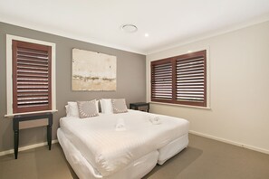 4-Bedroom, 4-Bathroom House | 4 bedrooms, premium bedding, desk, iron/ironing board - Peppertree at the Vintage (Pokolbin)