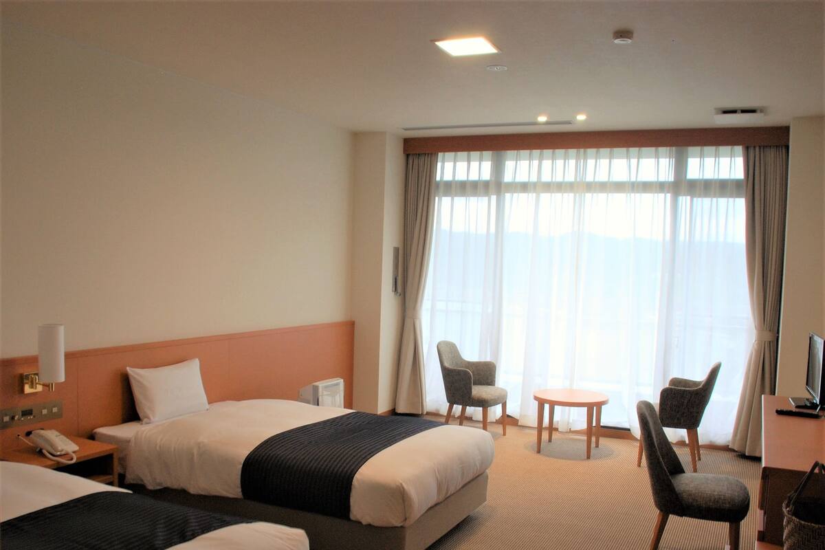 In-room safe, desk, free WiFi