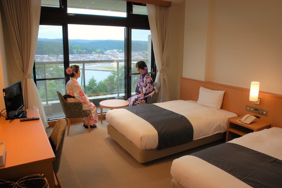 standard room, shared bathroom | in-room safe, desk, free wifi