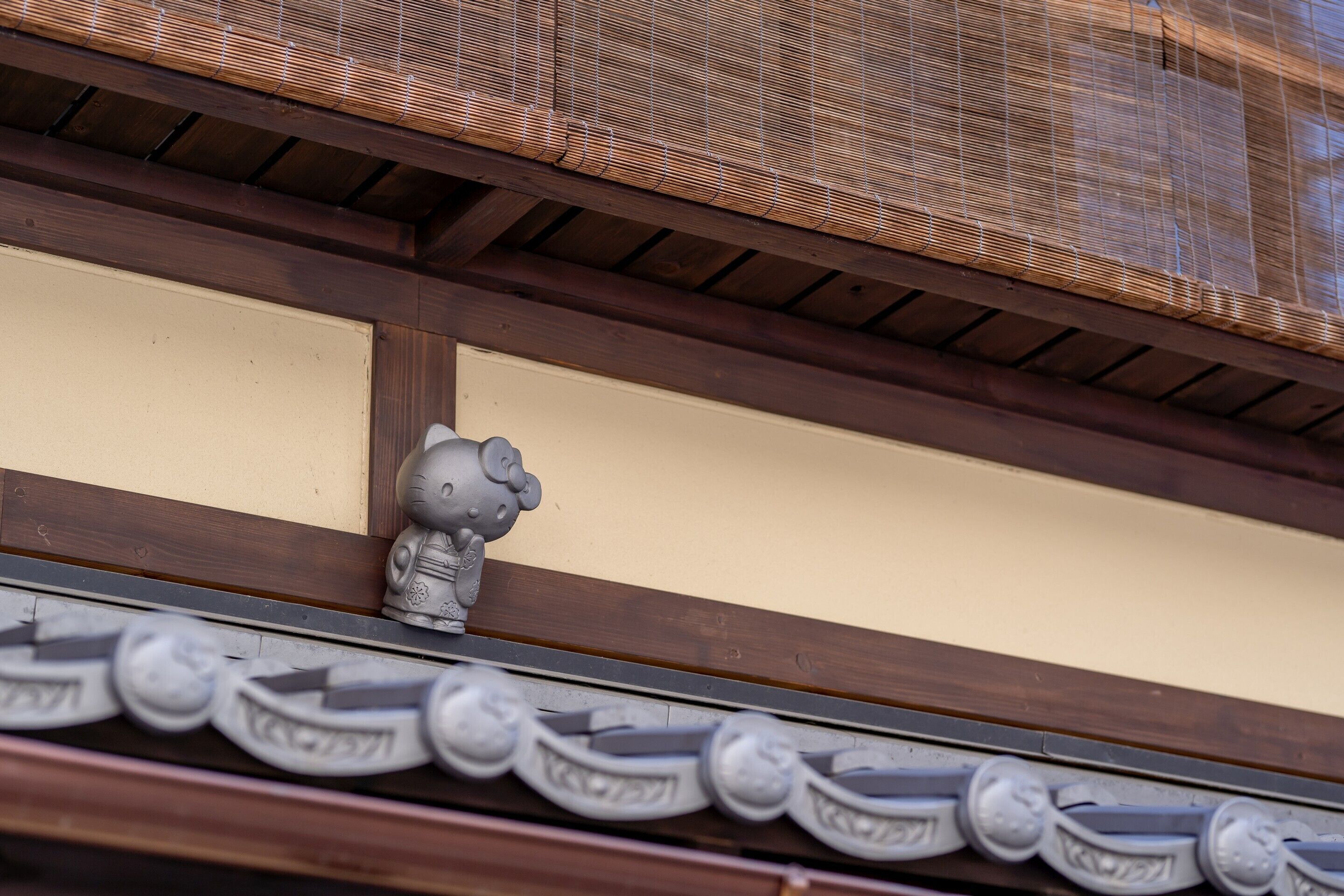 Un edificio japonés tradicional con techo de tejas y vigas de madera.