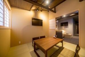 Perhehuone (Suite Family) | Oleskelualue | Taulutelevisio, Netflix, suoratoistopalvelut