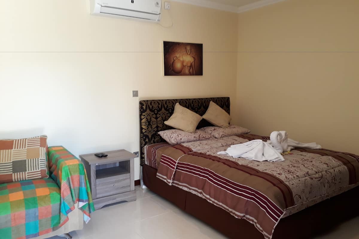 Ropa de cama de alta calidad, colchones Select Comfort, cortinas opacas