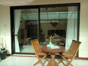 Habitación Deluxe, 1 cama de matrimonio, acceso a la piscina, vistas a la piscina | Terraza o patio