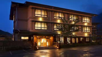 住宿正面 (夜晚)