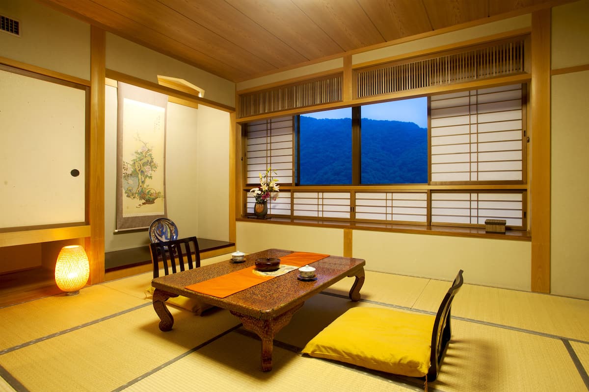 In-room safe, desk, free WiFi
