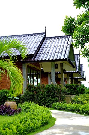 Caja fuerte, escritorio, cortinas opacas y sistema de insonorización