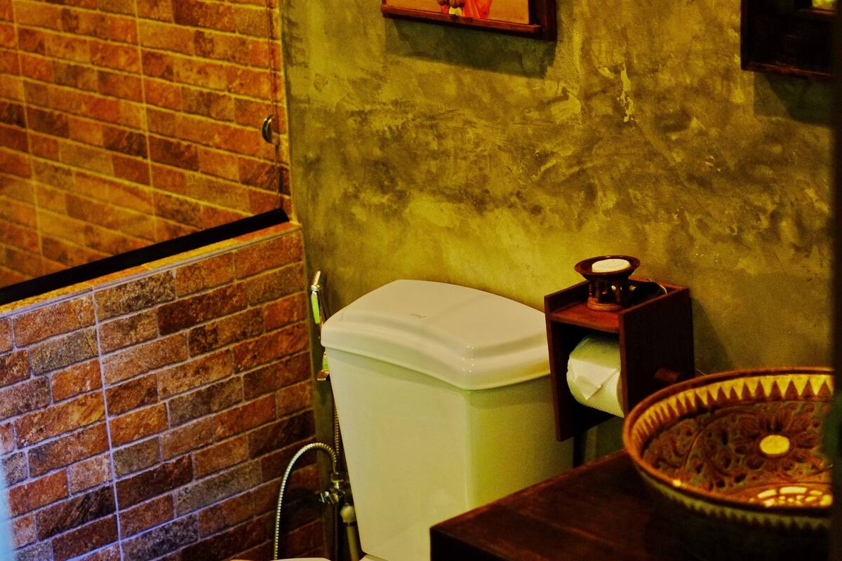 garden view bungalow | bathroom | shower, free toiletries, hair dryer, slippers