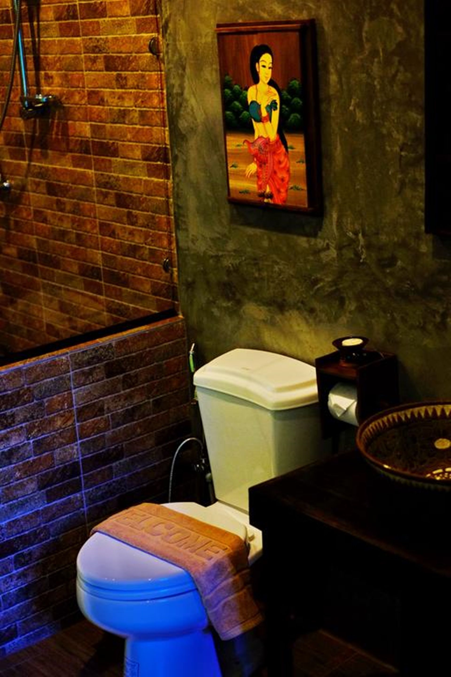 bungalow | bathroom | shower, free toiletries, hair dryer, slippers