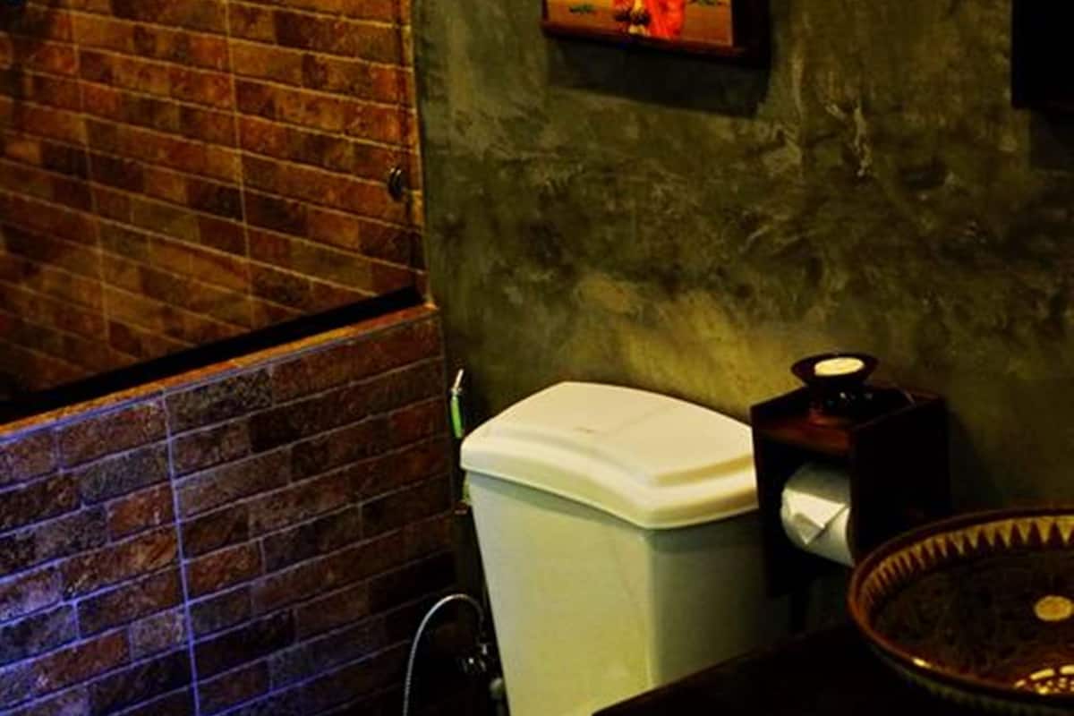 bungalow | bathroom | shower, free toiletries, hair dryer, slippers