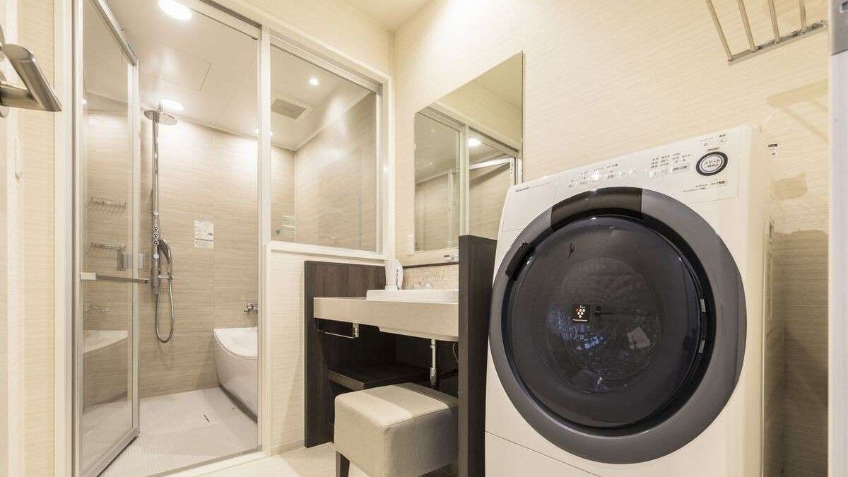 combined shower/bathtub, free toiletries, hair dryer, slippers