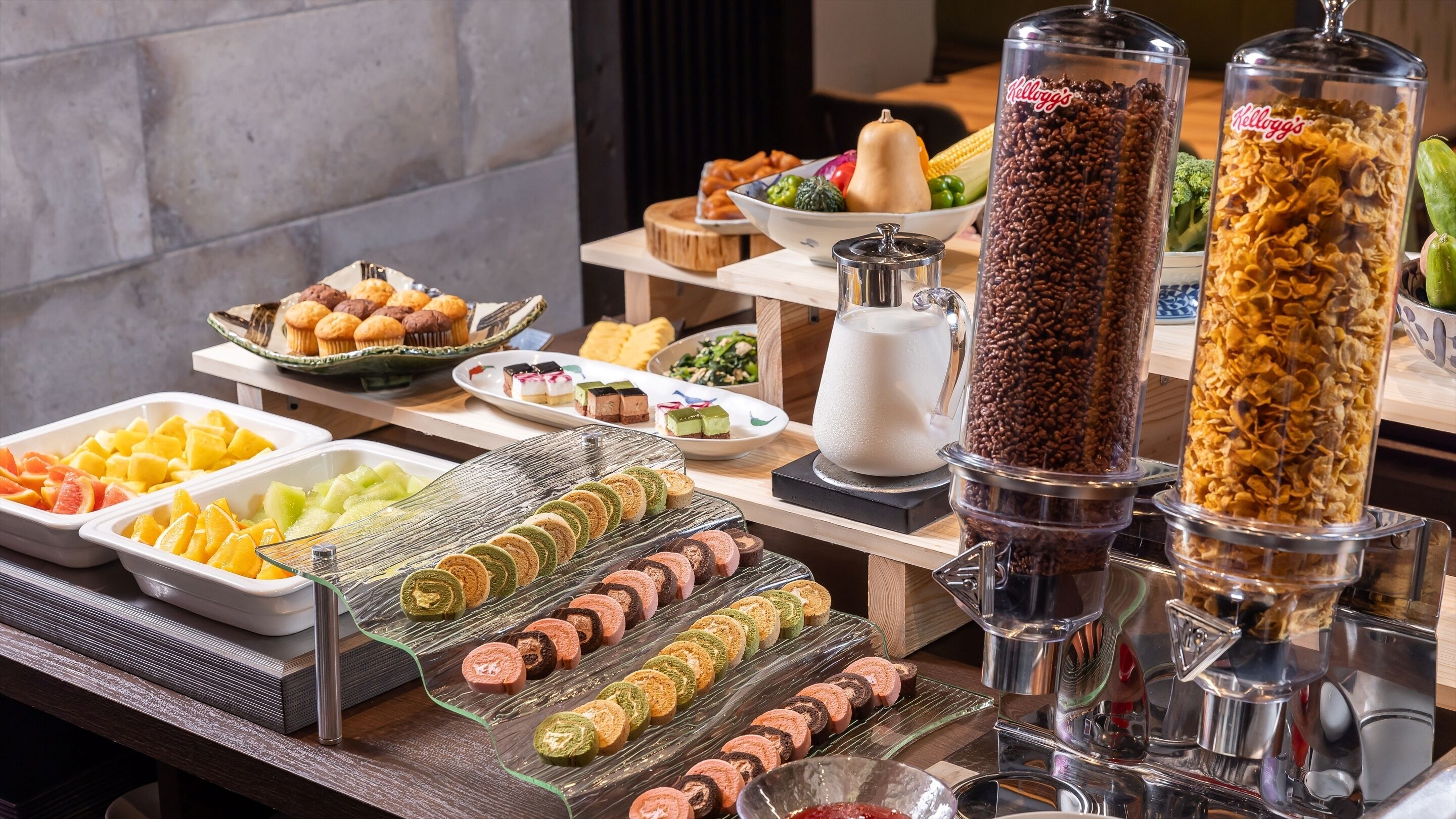 Daily buffet breakfast (JPY 2750 per person)