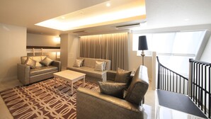 A modern living room with a sofa set, a coffee table, and a patterned rug. - The Centurion Hotel Classic Akasaka (Tokyo)