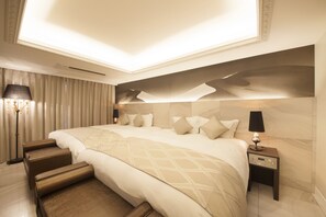 Ropa de cama de alta calidad y caja de seguridad en la habitación 