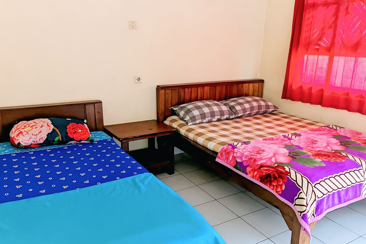 Triple Room | Desk, WiFi (free), bed sheets