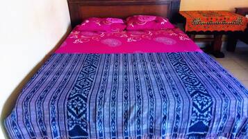 Escritorio, wifi gratis y ropa de cama