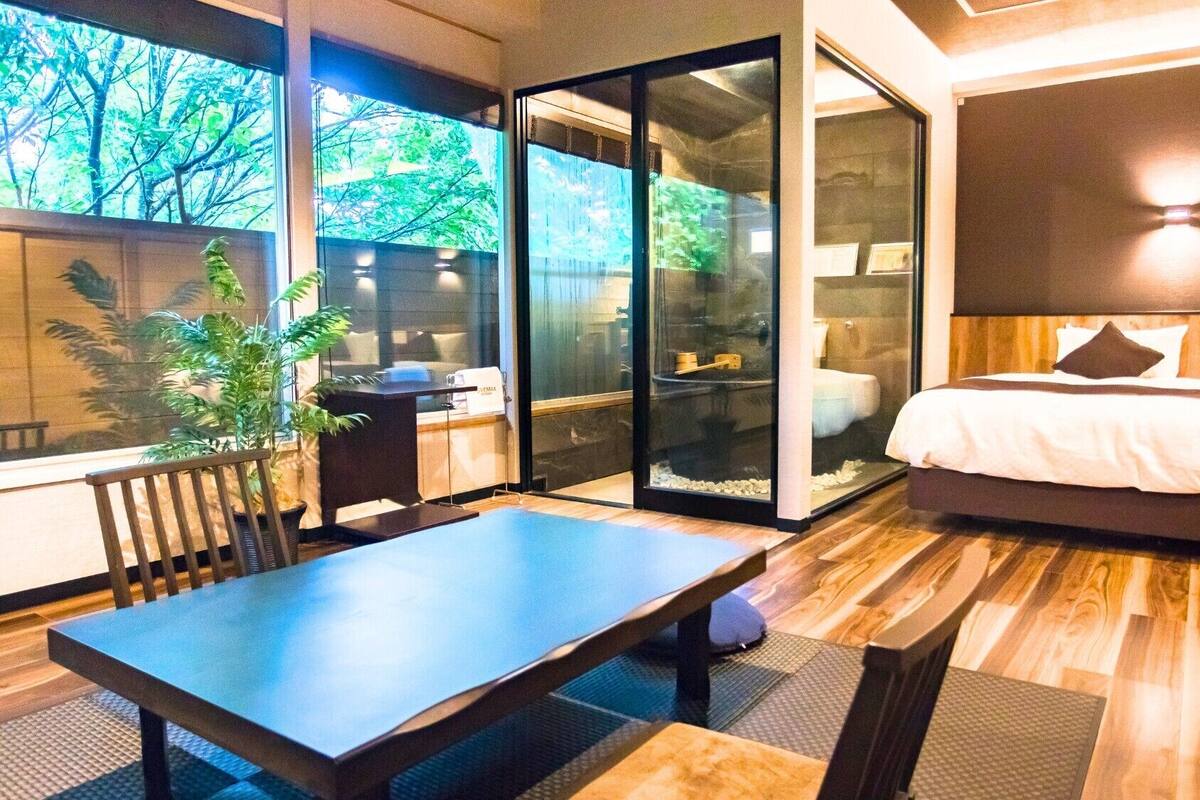 패밀리 스위트, 흡연 (Modern Western Suite, Open-air Bath) | 고급 침구, 객실 내 금고, 책상, 다리미/다리미판