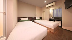 Escritorio, cortinas opacas, tabla de planchar con plancha y wifi gratis