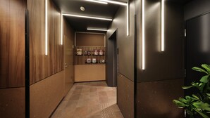 Un ascensor moderno con detalles de madera y un panel de control con botones.