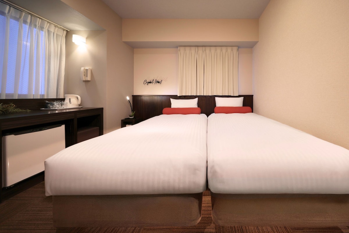 Standard Twin Room, 2 Twin Beds, Non Smoking (18 Sqm) | 1 bedroom, desk, blackout drapes, iron/ironing board