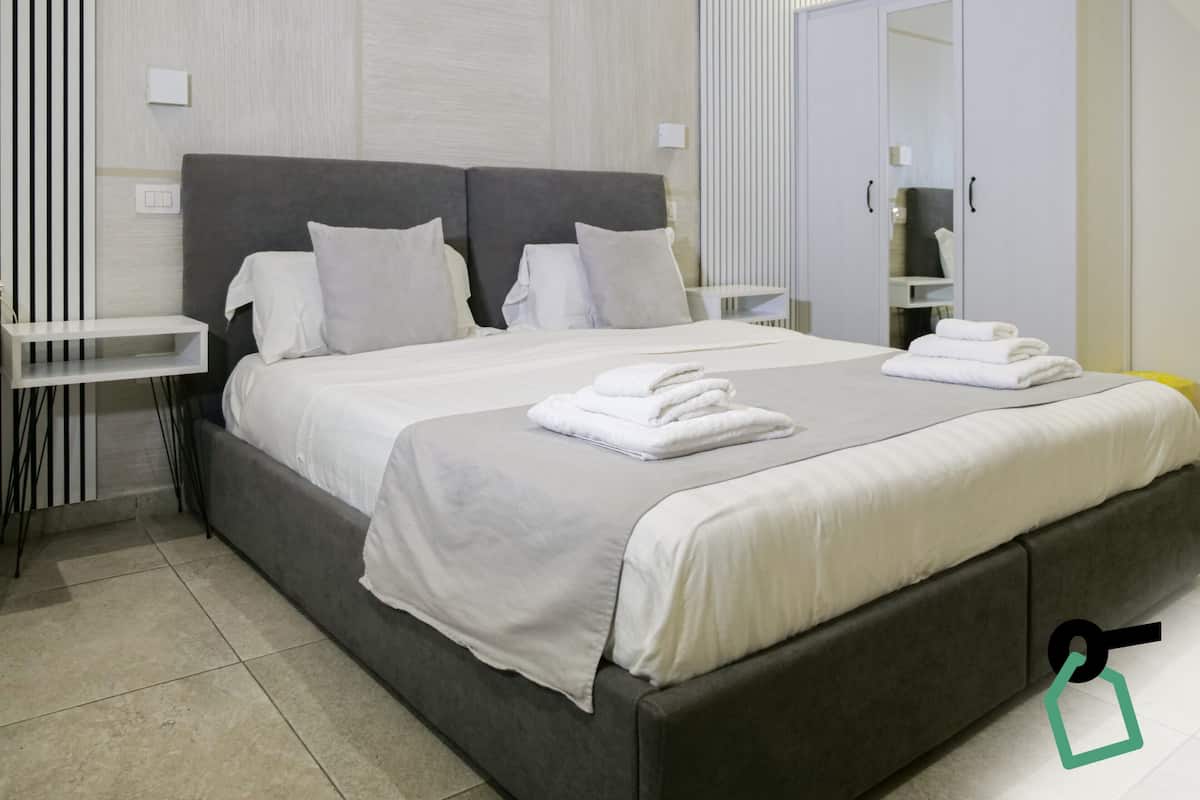 Habitación doble | Edredón, caja de seguridad en la habitación y escritorio