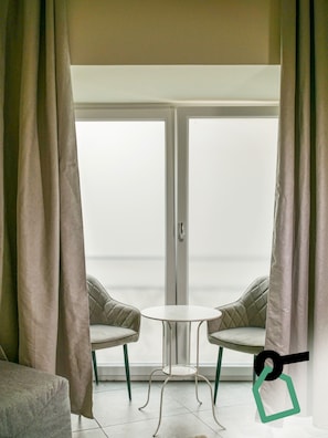 Habitación familiar (5 People) | Edredón, caja de seguridad en la habitación y escritorio