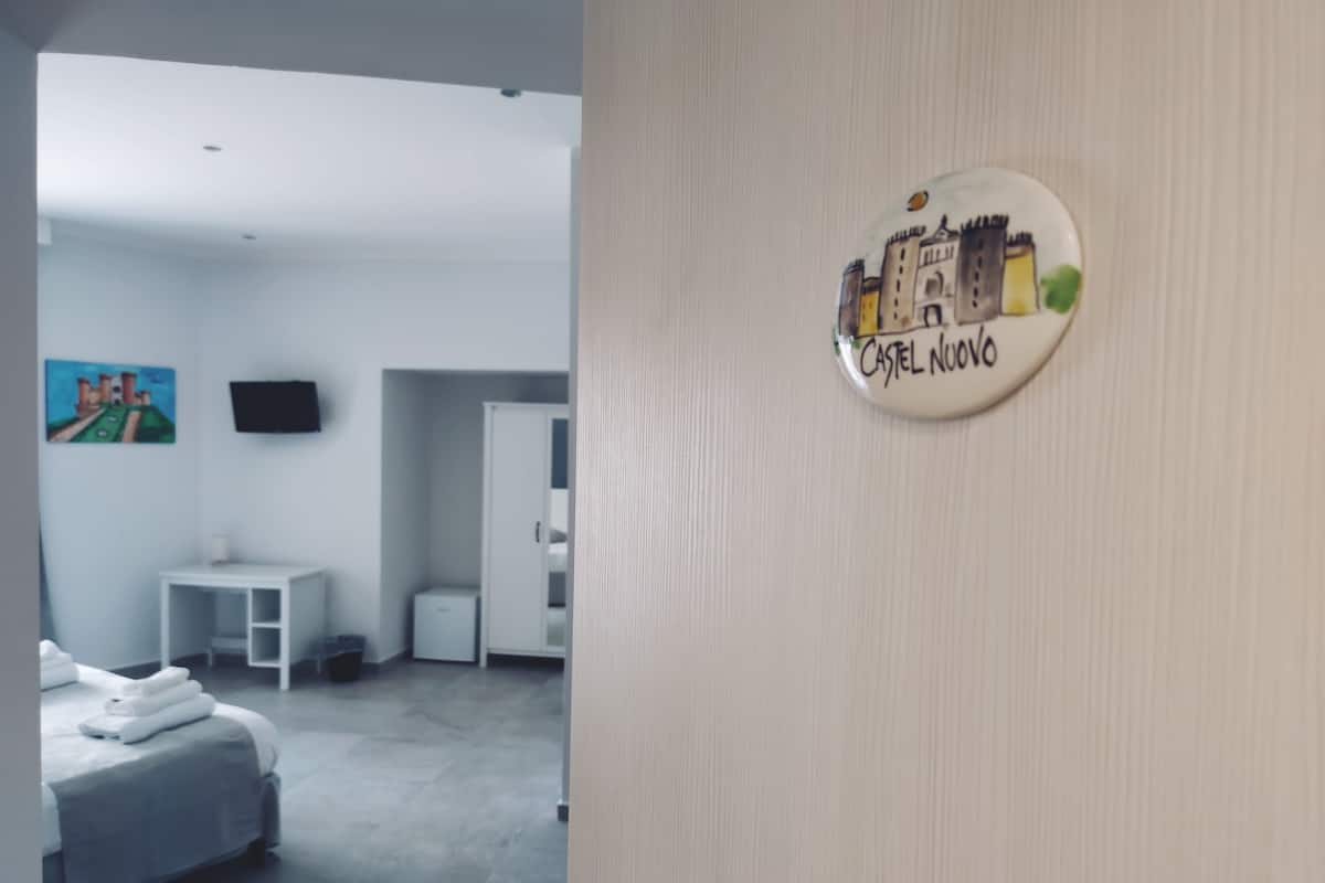 Camera Quintupla | Copriletto in piuma, minibar, una cassaforte in camera, una scrivania