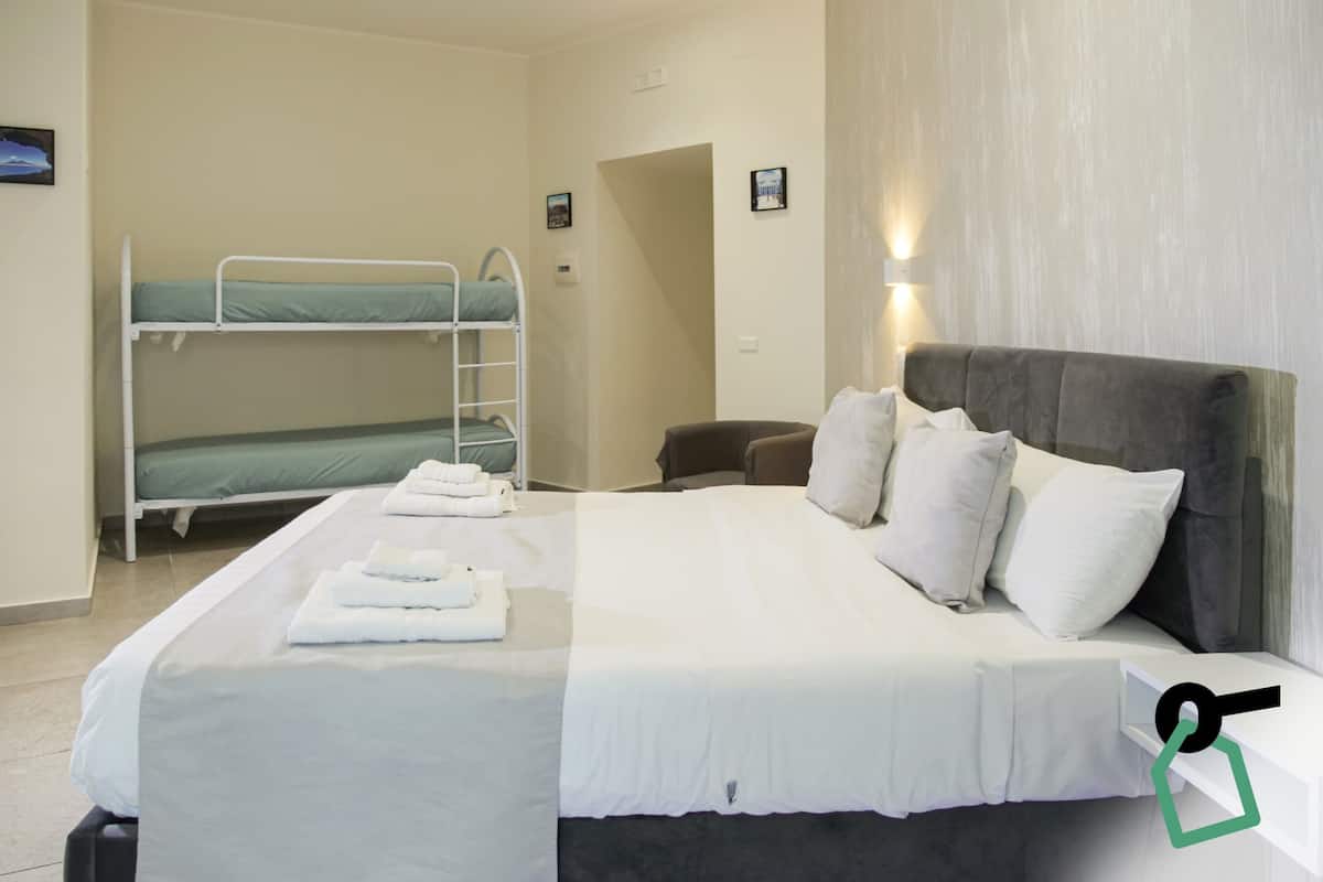 Habitación familiar (5 People) | Edredón, caja de seguridad en la habitación y escritorio