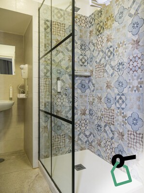 Shower, rainfall showerhead, free toiletries, hair dryer - Hotiday Spaccanapoli Borbone (Naples)