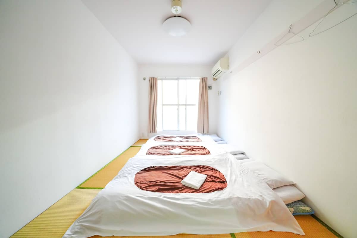 Chambre Tradition (with Shared Bathroom, 3 Persons)