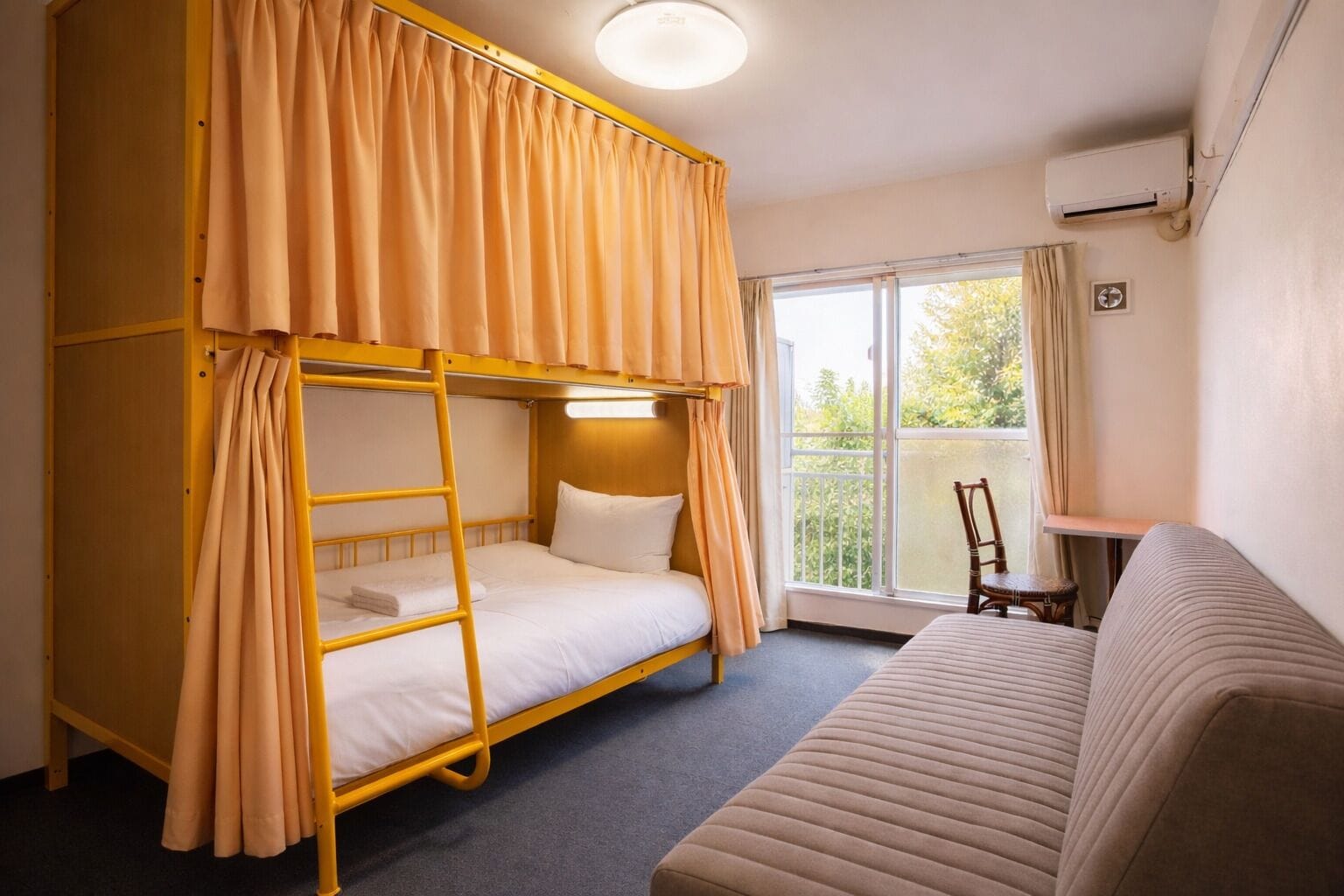 Sistema de insonorización, tabla de planchar con plancha y wifi gratis 