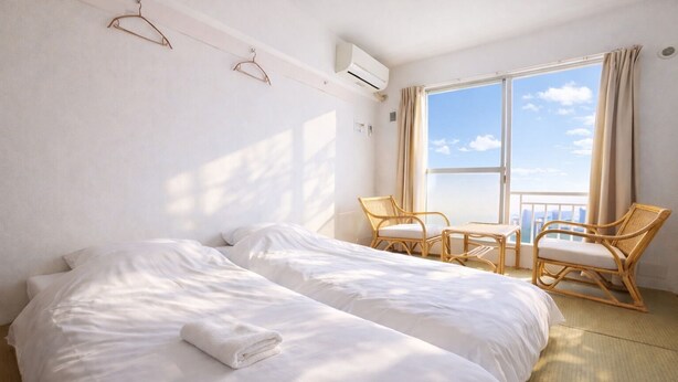 Una habitación de hotel con una cama grande, dos sillas, una mesita y un ventanal con vistas.