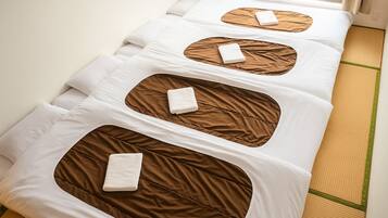 Habitació tradicional (with Shared Bathroom, 4 Persons) | Habitacions insonoritzades, planxa i posts de planxar i wifi gratuïta