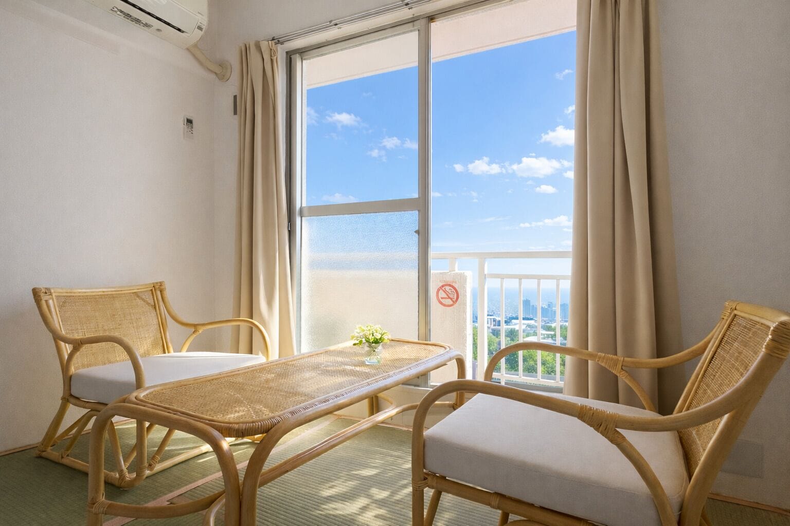 Chambre avec lits jumeaux de style japonais | Chambres insonorisées, fer et planche à repasser, Wi-Fi gratuit