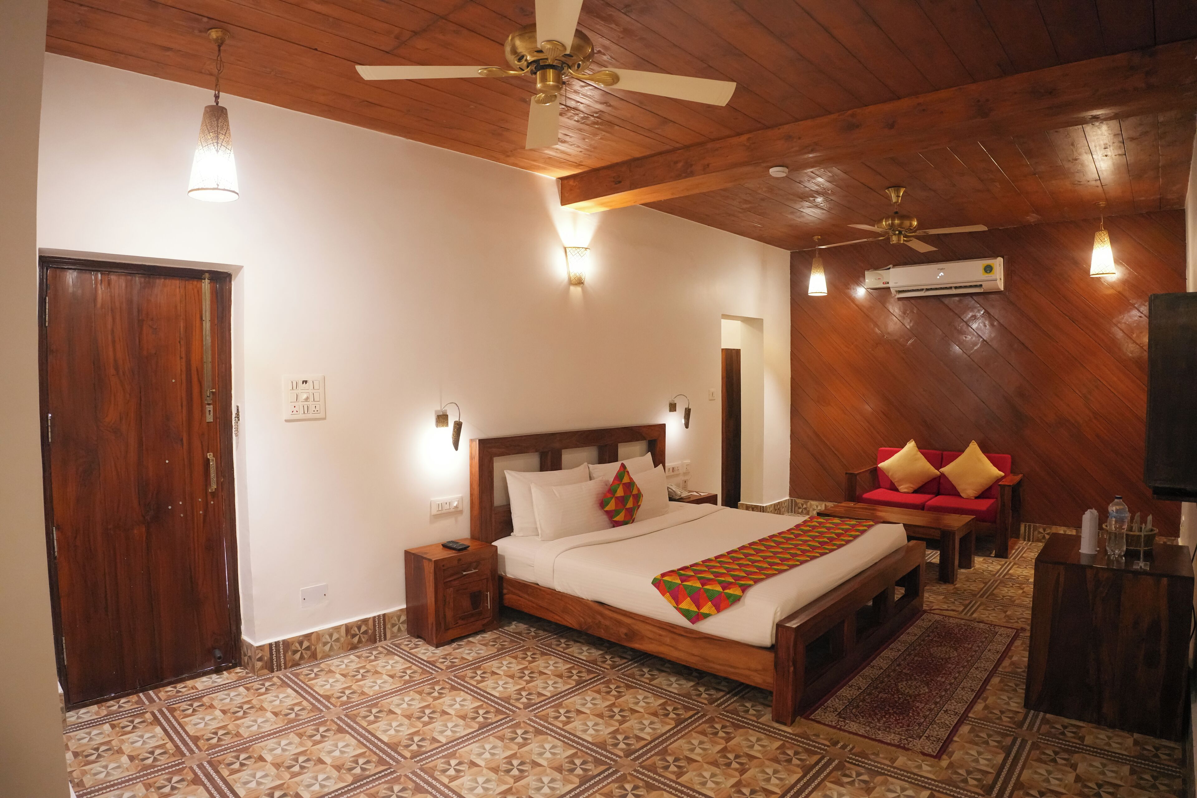 deluxe double room, 1 double bed | minibar, in-room safe, desk, iron/ironing board