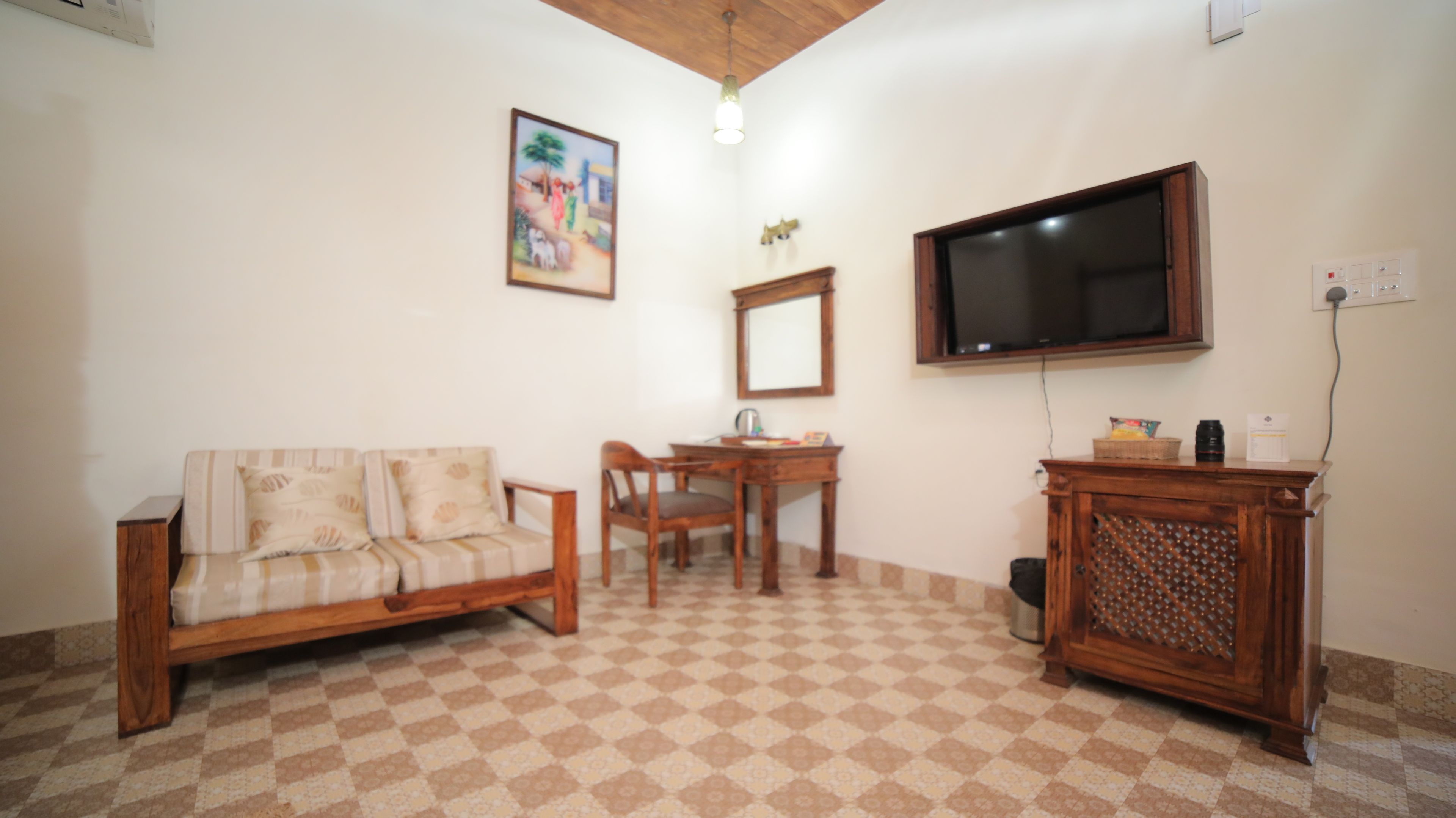 royal suite, 1 king bed | minibar, in-room safe, desk, iron/ironing board